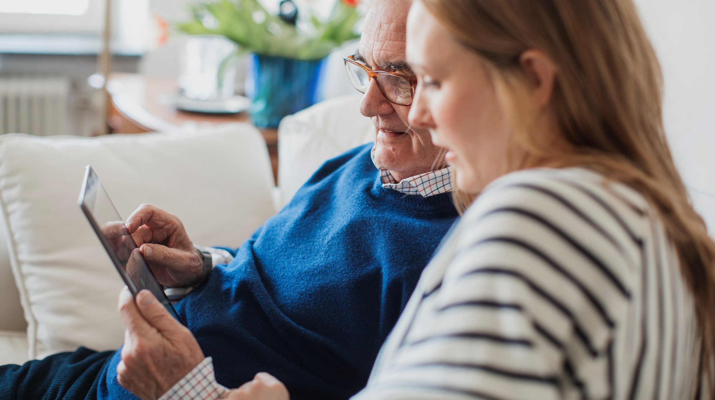 Dotter hjälper äldre man med digital mackapär
