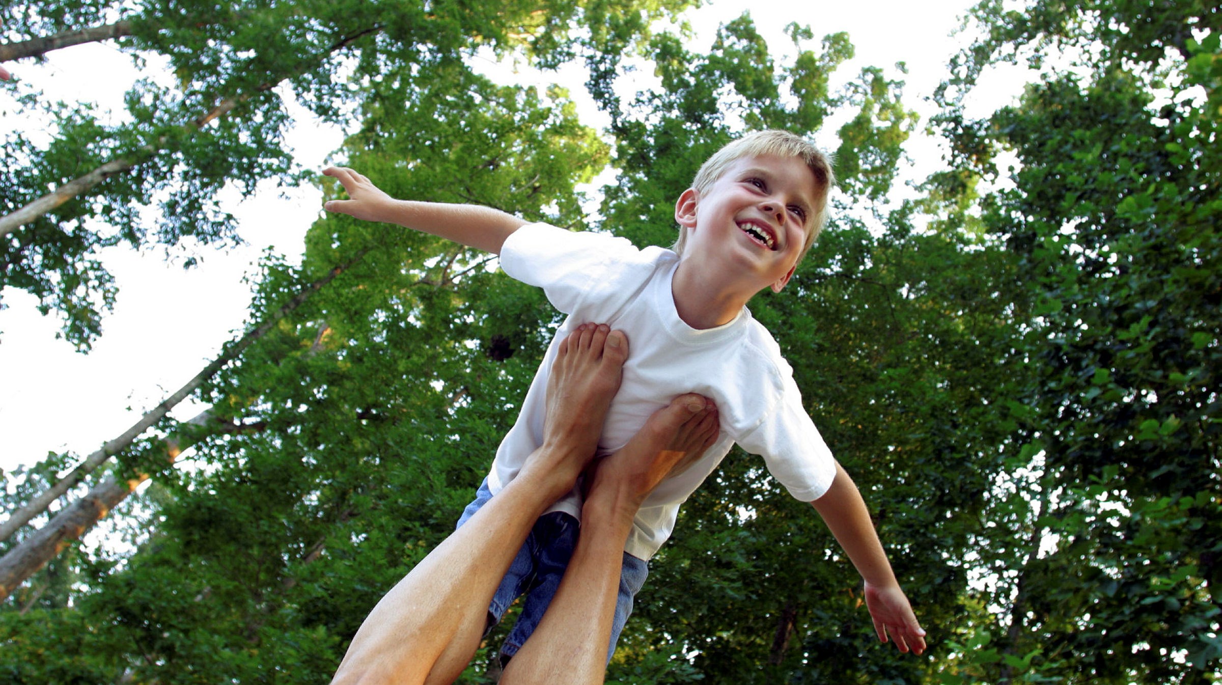 Lekande pojke på sommaren.