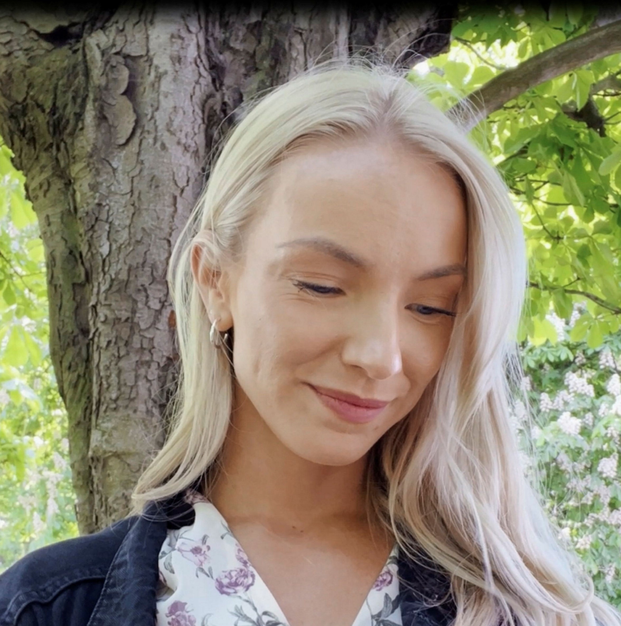 En tjej som är ensam