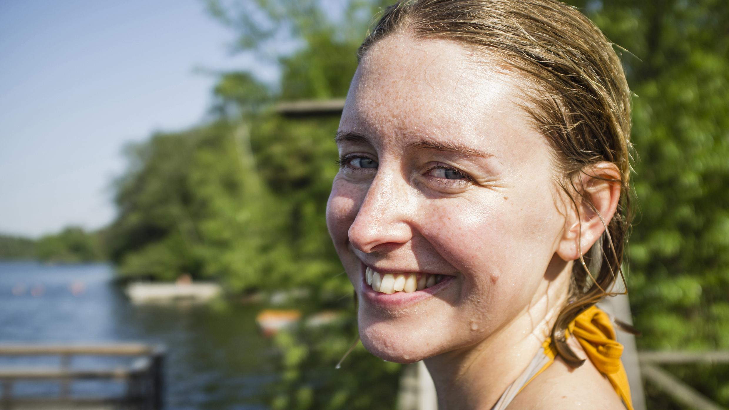 Tjej som solar på sommaren. 