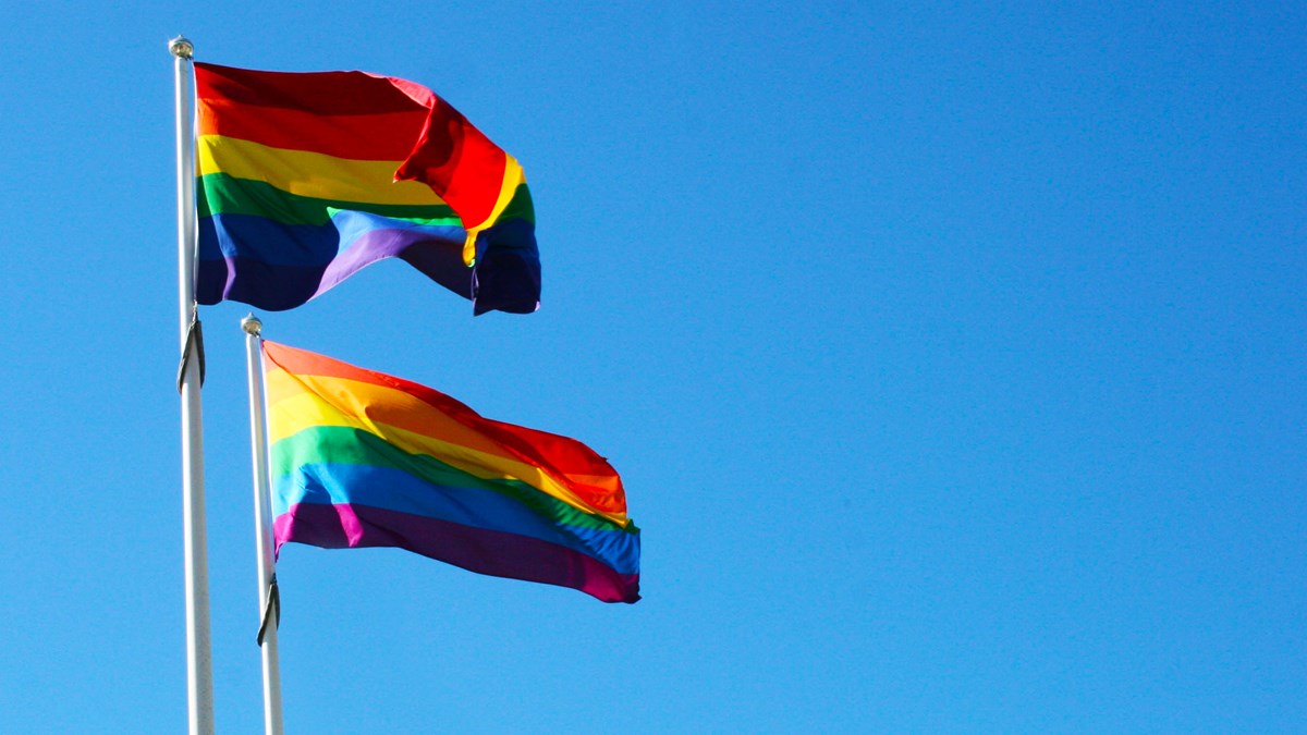 Pride-flaggor mot blå himmel
