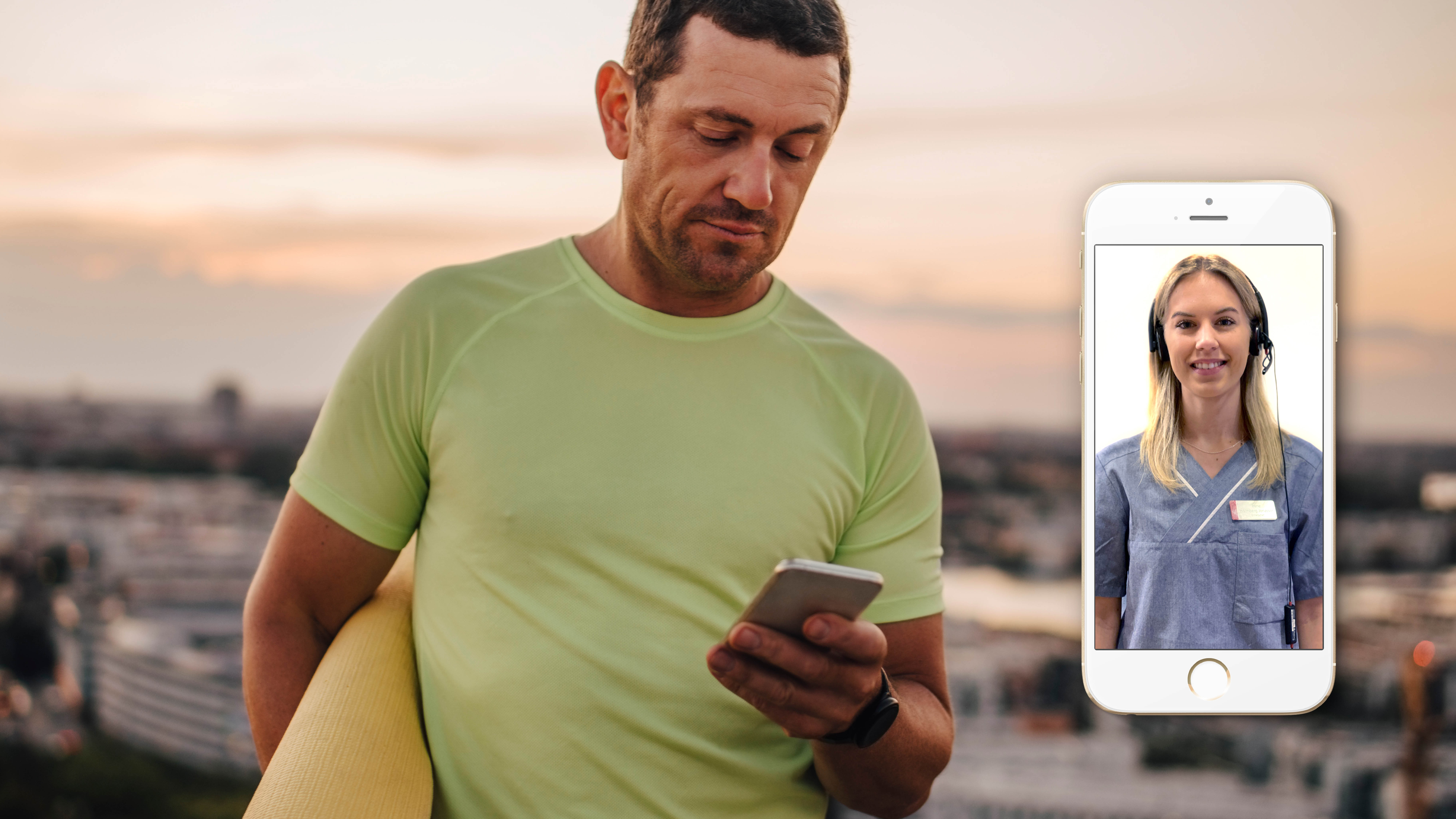 man på väg till digitalt vårdmöte med yogamatta under armen och mobiltelefon i andra handen