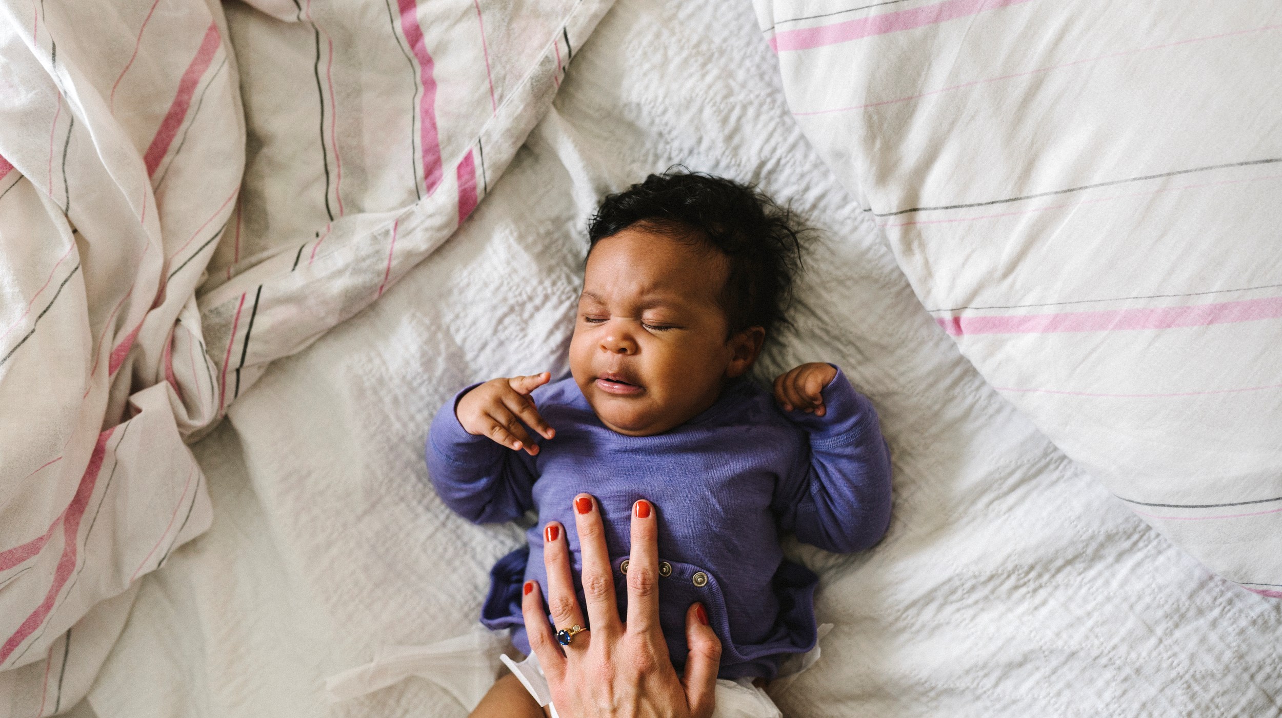 spädbarn i en säng