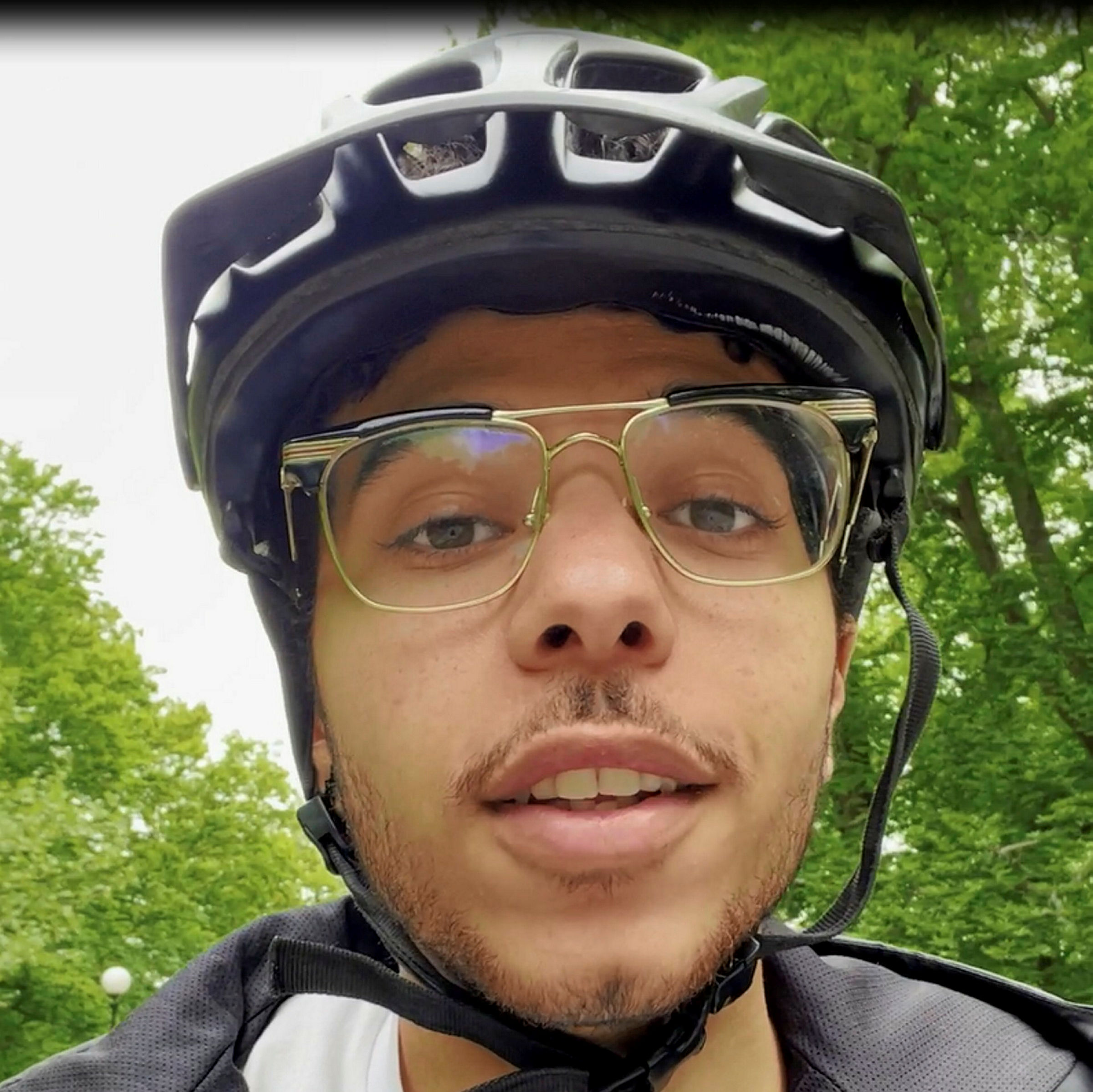 En kille som cyklar i skogen