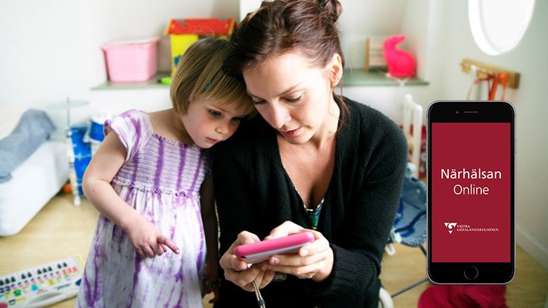 En mamma och barn med appen Närhälsan Online. 