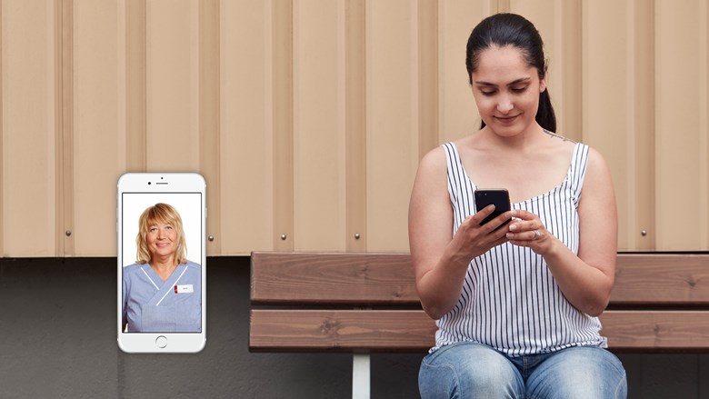 En kvinna med mobiltelefon som kontaktar sin vårdcentral via Närhälsan Online. 