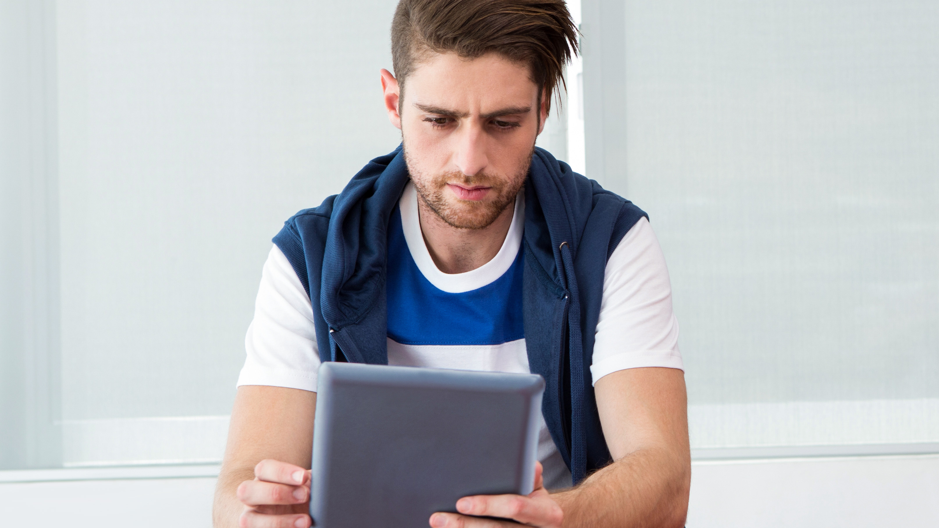 Ung man med surfplatta