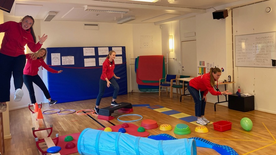 Fysioterapeuter som har övningar för barn