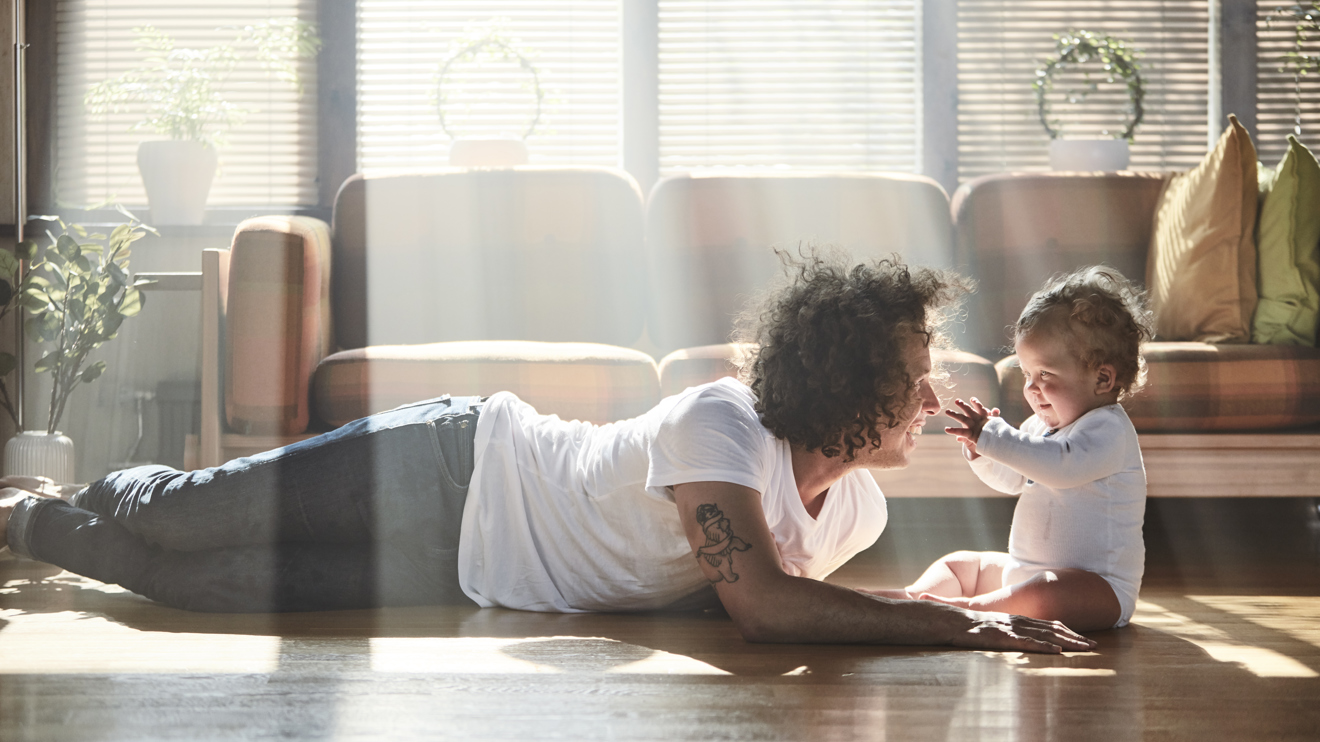 En pappa med sitt barn.