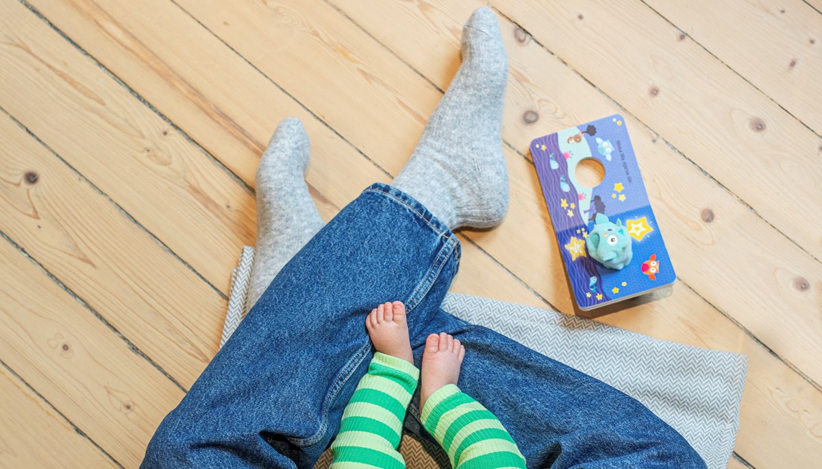barn o föräldrars fötter mot golv