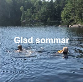 Två barn som simmar i en sjö